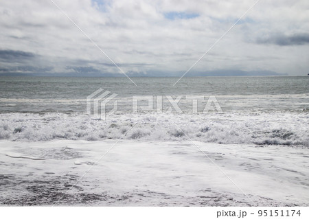 海岸に打ち寄せる波 海岸に打ち寄せる波 95151174