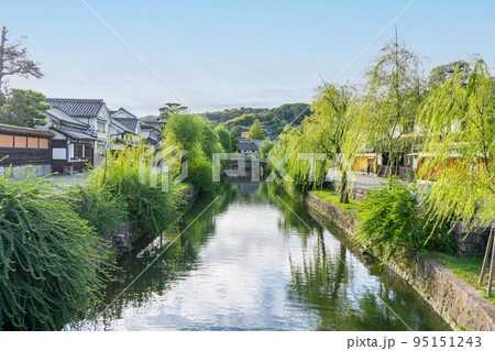 岡山県倉敷市　晴天の倉敷美観地区の街並み 95151243