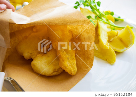 都会の老舗高級ホテルの客室でフィッシュアンドチップスのルームサービスとワインで食事(東京都千代田区) 都会の老舗高級ホテルの客室でフィッシュアンドチップスのルームサービスとワインで食事(東京都千代田区) 95152104