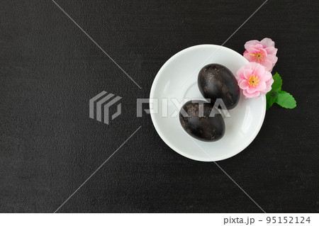 Black eggs boiled in the sulfuric hot springs of the Great Boiling Valley on Mount Hakone 95152124