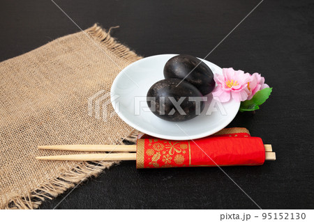 Black eggs hard-boiled in sulfuric hot springs and chopsticks 95152130