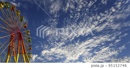 Attraction (carousel) ferris wheel on the background of the cloudy sky 95152746