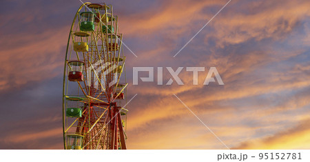 Attraction (carousel) ferris wheel against the background of a romantic evening sky Attraction (carousel) ferris wheel against the background of a romantic evening sky 95152781