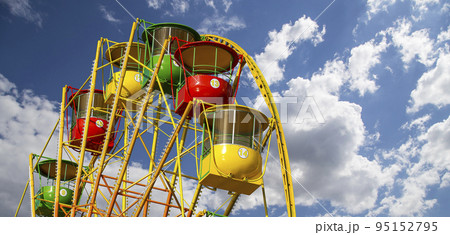 Attraction (carousel) ferris wheel on the background of the cloudy sky 95152795