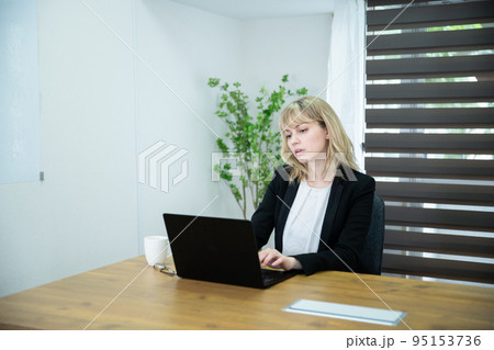 オフィスで働く考えてる女性 95153736