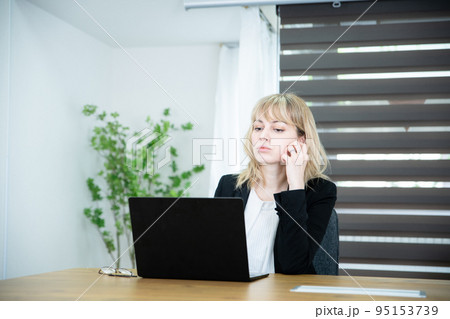 オフィスで働く考えてる女性 オフィスで働く考えてる女性 95153739