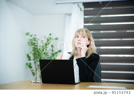 オフィスで働く考えてる女性 オフィスで働く考えてる女性 95153743