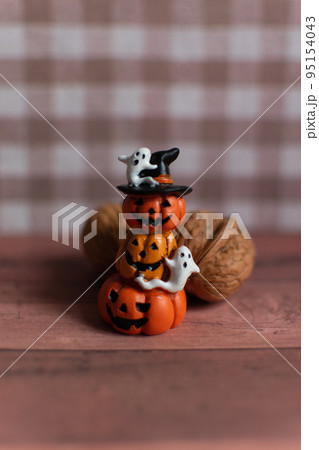ハロウィン　10月　秋の背景素材　かわいい　かぼちゃとおばけ　縦 95154043