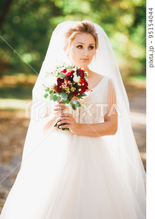 Luxury wedding bride, girl posing and smiling with bouquet 95154044