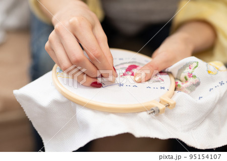 刺繍をする女性の手元の写真素材 [95154107] - PIXTA