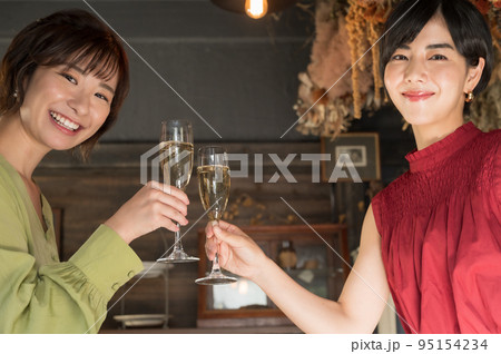 乾杯する二人の女性 95154234