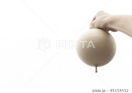 花火玉を持つ手。花火大会をやろう!! 95154552