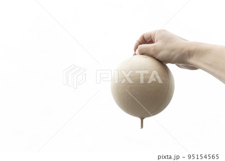 花火玉を持つ手。花火大会をやろう!! 95154565