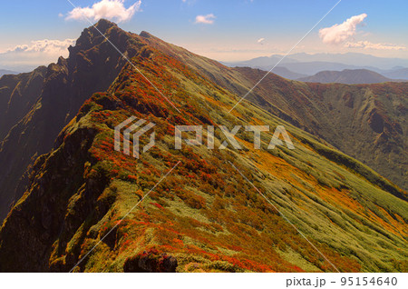 秋の谷川岳稜線・一ノ倉岳からの絶景 95154640