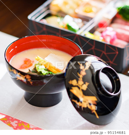 お雑煮 は お正月 の 朝食 の 定番料理 の一つ 【 正月 の イメージ 】 お雑煮 は お正月 の 朝食 の 定番料理 の一つ 【 正月 の イメージ 】 95154681