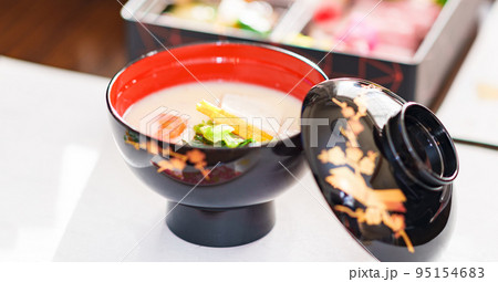 お雑煮 は お正月 の 朝食 の 定番料理 の一つ　【 正月 の イメージ 】 95154683