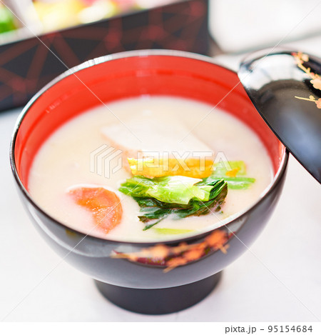 お雑煮 は お正月 の 朝食 の 定番料理 の一つ　【 正月 の イメージ 】 95154684