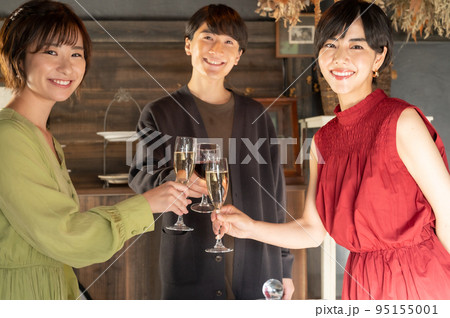 パーティで乾杯する3人 95155001