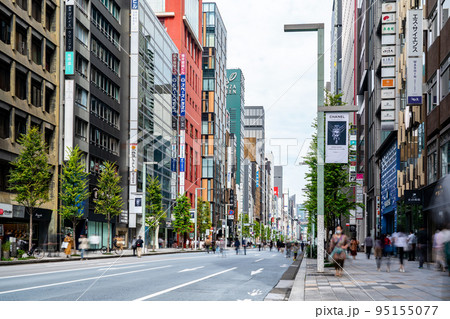 【東京都】歩行者天国の銀座の街並み 95155077