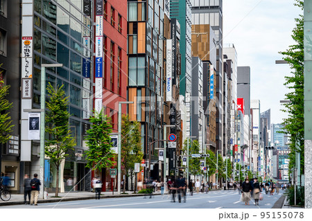 【東京都】歩行者天国の銀座の街並み 【東京都】歩行者天国の銀座の街並み 95155078