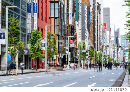 【東京都】歩行者天国の銀座の街並み 95155079