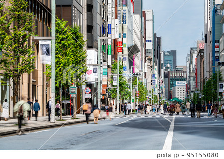 【東京都】歩行者天国の銀座の街並み 95155080