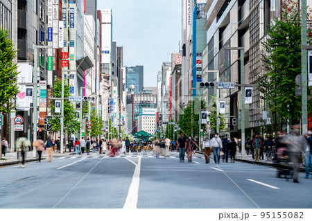 【東京都】歩行者天国の銀座の街並み 【東京都】歩行者天国の銀座の街並み 95155082