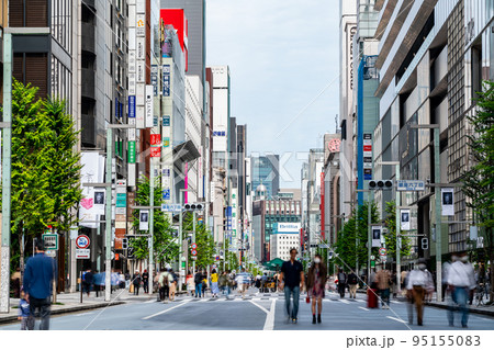 【東京都】歩行者天国の銀座の街並み 95155083