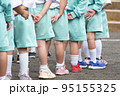 子供の整列 95155325