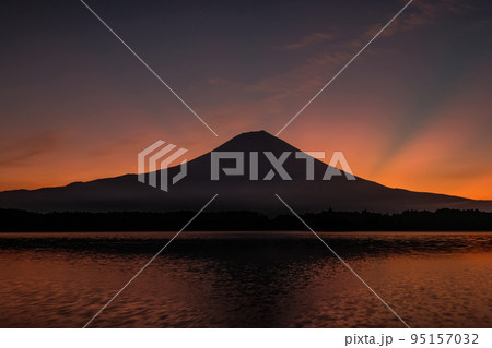 静岡県富士宮市の田貫湖と富士山と薄明光線 95157032