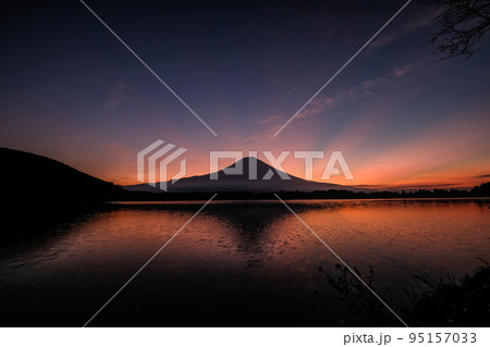 静岡県富士宮市の田貫湖と富士山と薄明光線 95157033
