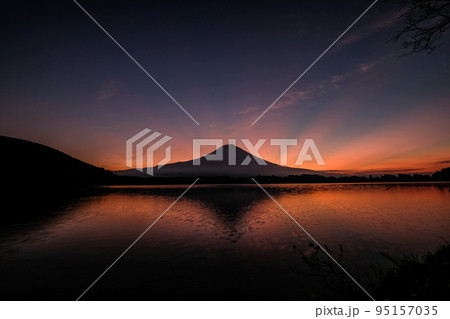 静岡県富士宮市の田貫湖と富士山と薄明光線 95157035