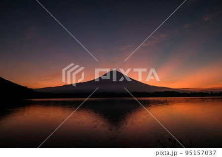 静岡県富士宮市の田貫湖と富士山と薄明光線 95157037