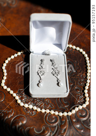 White Pearl Necklace and crystal double earrings Jewelry Set 95157193