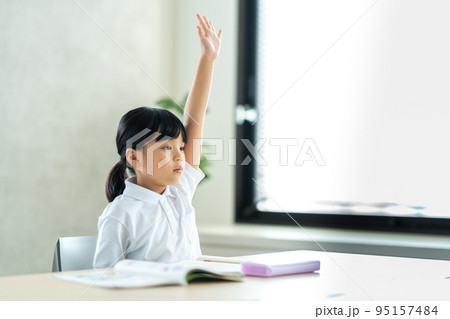 塾で勉強をする小学生の女の子 95157484