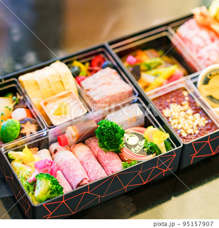 今年 の お正月 は 洋風おせち をチョイス　【 お節料理 の イメージ 】 95157907