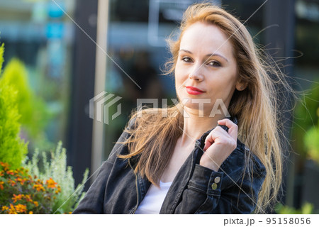 Long hair girl portrait outdoor 95158056