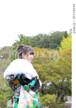 白地にターコイズブルー系柄の振袖を着た成人女性、和装ロケーション撮影、成人式 白地にターコイズブルー系柄の振袖を着た成人女性、和装ロケーション撮影、成人式 95158344