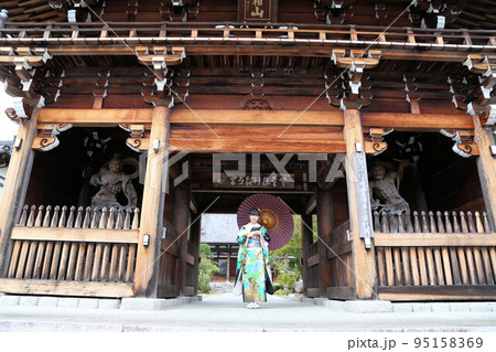 白地にターコイズブルー系柄の振袖を着た成人女性、和装ロケーション撮影、成人式 白地にターコイズブルー系柄の振袖を着た成人女性、和装ロケーション撮影、成人式 95158369