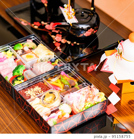 洋風おせち と 屠蘇器 と 鏡餅 で揃い踏み 【 お節料理 の イメージ 】 洋風おせち と 屠蘇器 と 鏡餅 で揃い踏み 【 お節料理 の イメージ 】 95158755