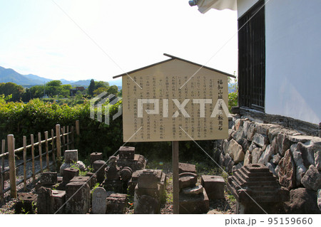 福知山城 天守閣 への入り口辺りに立つ説明看板 福知山城 天守閣 への入り口辺りに立つ説明看板 95159660