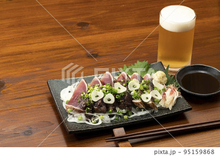 ネギとニンニクをかけた鰹のたたきとビール 95159868
