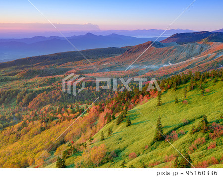 群馬_志賀高原渋峠の紅葉絶景風景 95160336