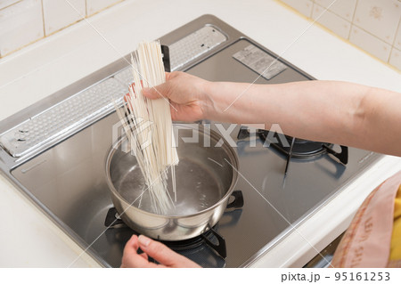 【ミドル主婦が素麺を茹でる】 95161253