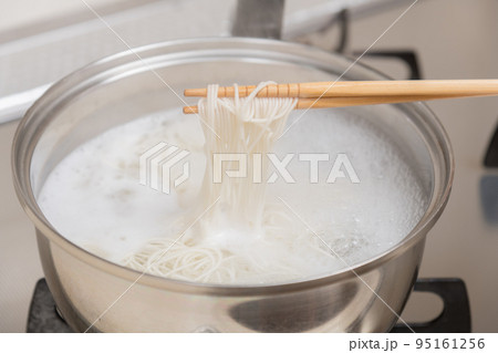 【ミドル主婦が菜箸を使って素麺を茹でる】 95161256