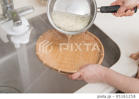 【ミドル主婦が茹で上がった素麺を流水で冷やす】 95161258