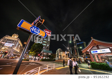 日本の東京都市景観 ライトアップされた浅草駅などを望む。夜でも観光客らの姿が… 日本の東京都市景観 ライトアップされた浅草駅などを望む。夜でも観光客らの姿が… 95162292