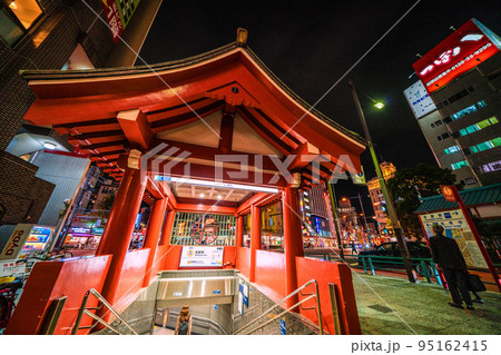 日本の東京都市景観 浅草寺をモチーフにした東京メトロ銀座線浅草駅(出入口)などを望む 日本の東京都市景観 浅草寺をモチーフにした東京メトロ銀座線浅草駅(出入口)などを望む 95162415