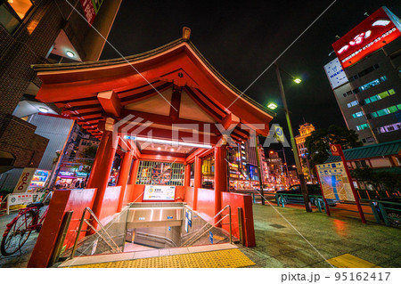 日本の東京都市景観 浅草寺をモチーフにした東京メトロ銀座線浅草駅(出入口)などを望む 日本の東京都市景観 浅草寺をモチーフにした東京メトロ銀座線浅草駅(出入口)などを望む 95162417