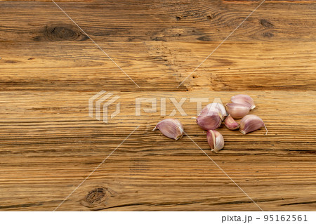 Garlic Cloves Pile on Wood Rustic Background Top View 95162561